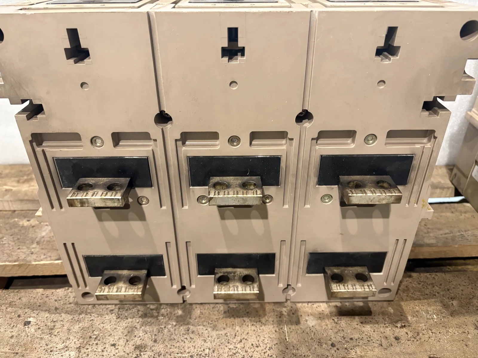 Merlin Geared Merlin Gerin | Masterpact | Circuit breakers / Contactors / Switchgear ...