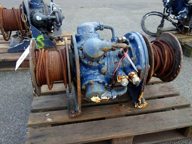 Image 2 of 4 - Tackle winch