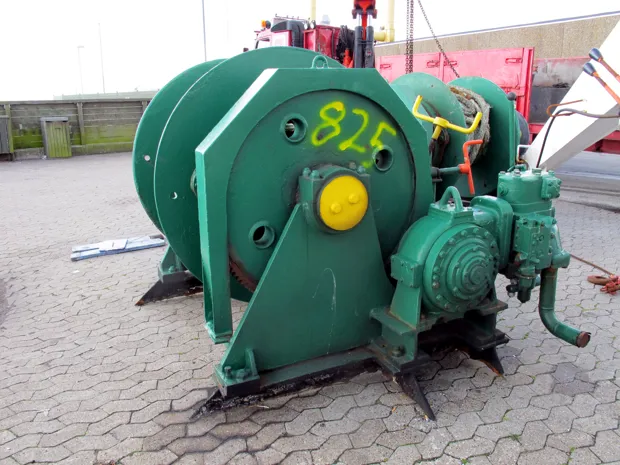 Image 6 of 6 - Mooring winch