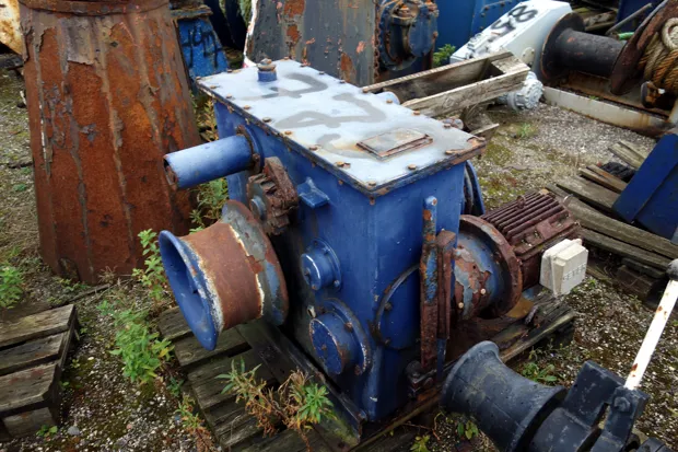 Image 1 of 4 - Anchor winch