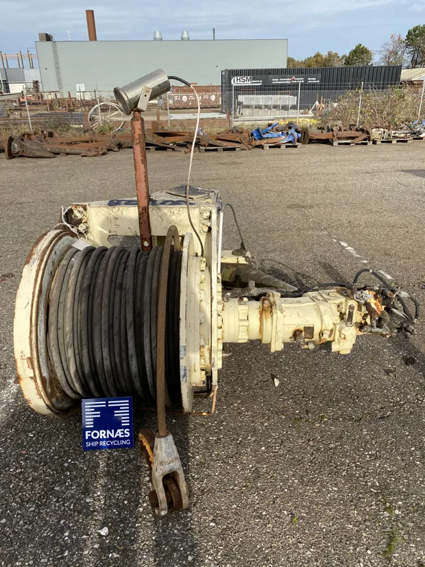 Image 1 of 5 - Small winch