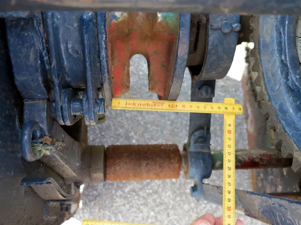 Image 5 of 6 - Anchor winch