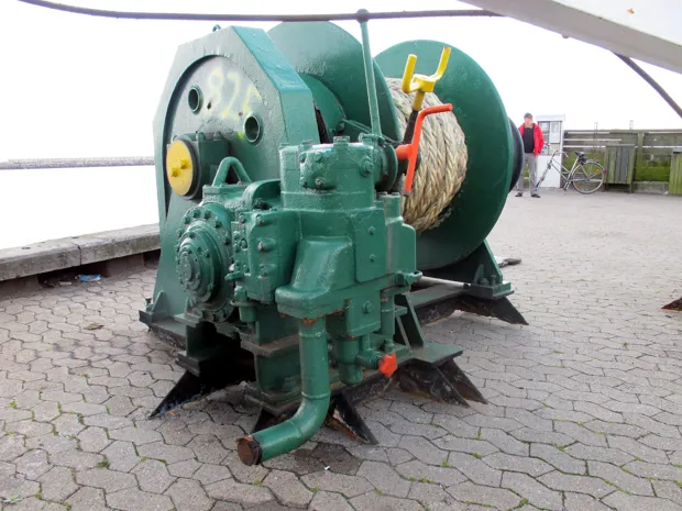 Image 5 of 6 - Mooring winch