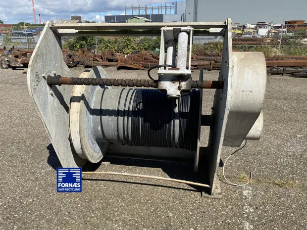 Image 4 of 7 - Sounder winch