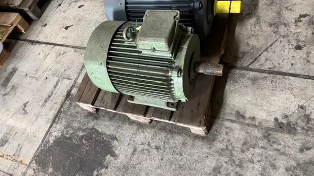 Image 4 of 5 - VEM - KMER 180 M2