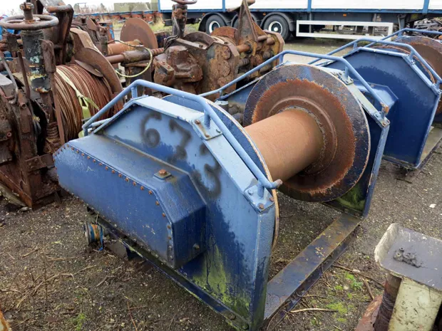 Image 1 of 2 - Split winch