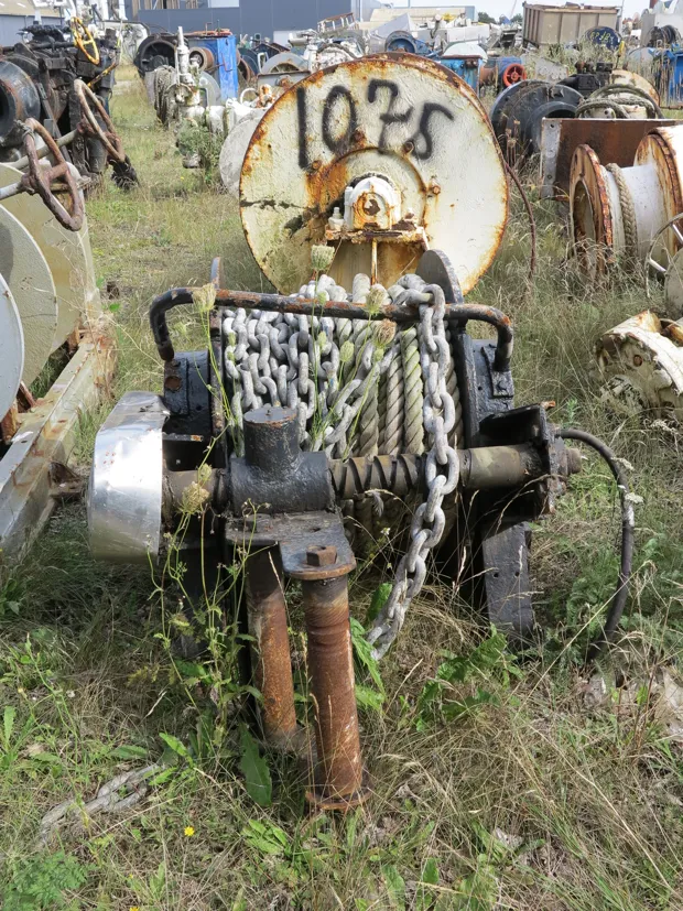 Image 3 of 6 - Anchor winch