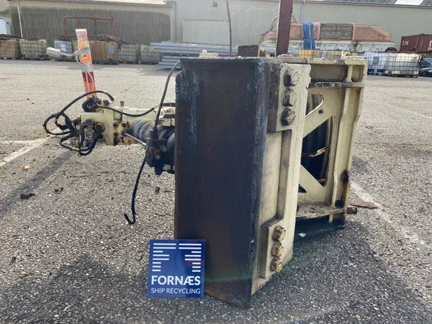 Image 4 of 5 - Small winch