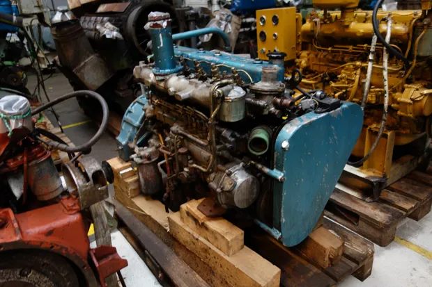 Image 2 of 4 - Isuzu - 6 cyl