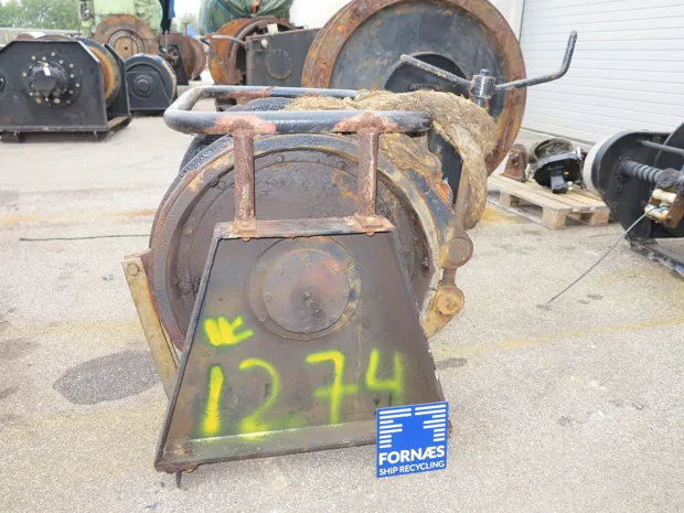 Image 4 of 4 - Tackle winch