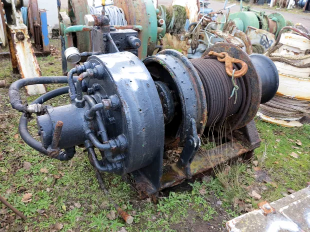 Image 1 of 4 - Mooring winch