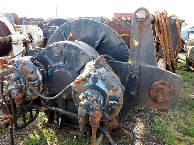 Image 1 of 4 - Split winch