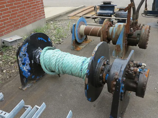 Image 1 of 5 - Tackle winch