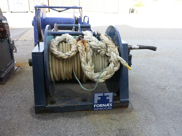 Image 4 of 5 - Tackle winch