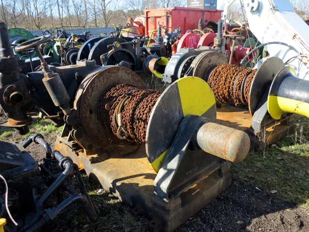 Image 2 of 3 - Mooring winch