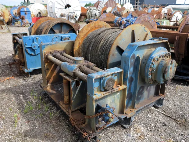 Image 5 of 5 - Split winch