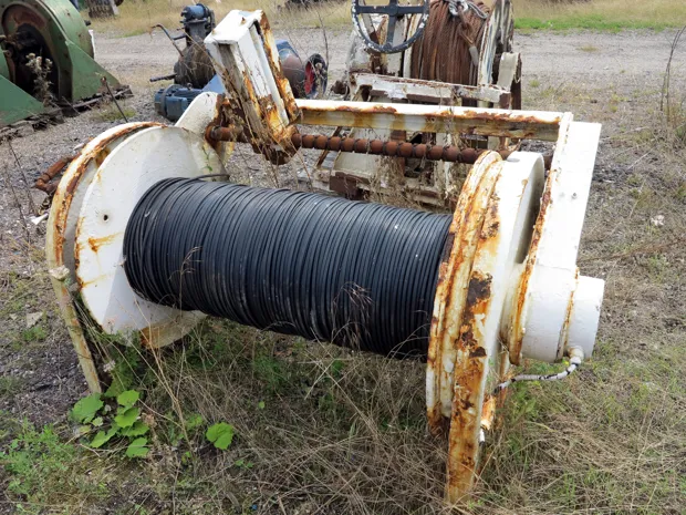 Image 1 of 4 - Sounder winch