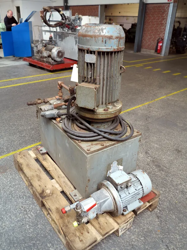 Image 2 of 3 - HS121