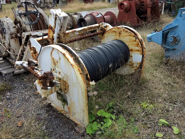 Image 3 of 4 - Sounder winch