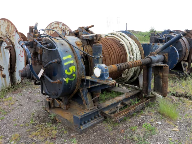 Image 4 of 4 - Split winch