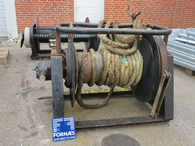 Image 1 of 4 - Tackle winch