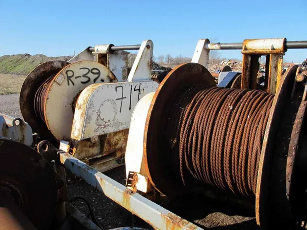 Image 4 of 4 - Split winch