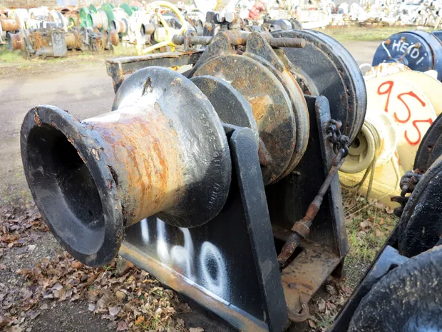 Image 3 of 5 - Anchor winch