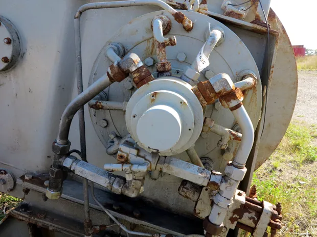 Image 5 of 5 - Split winch