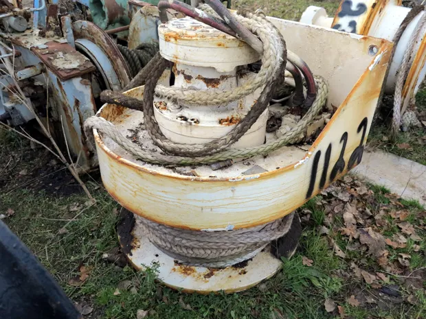 Image 1 of 4 - Mooring winch