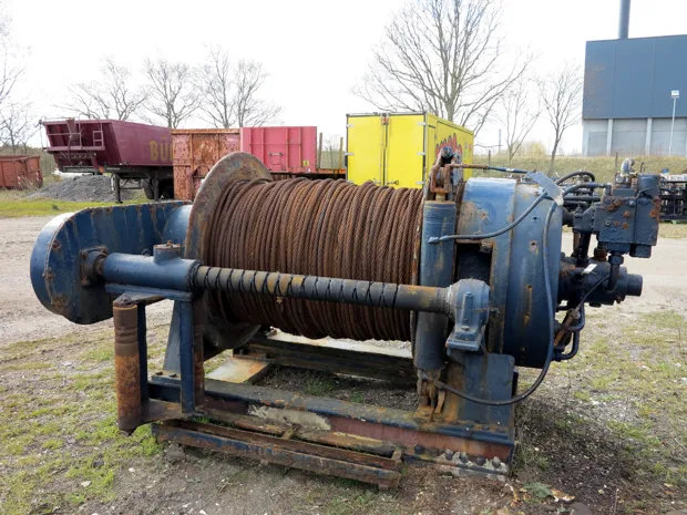 Image 1 of 4 - Split winch