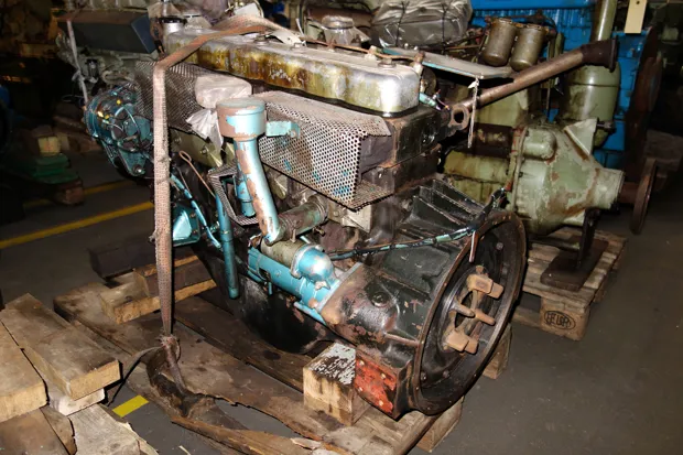 Image 4 of 4 - Isuzu - 6 cyl