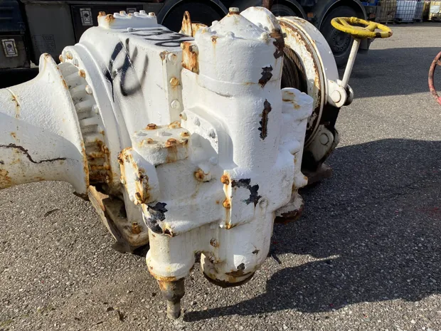 Image 5 of 6 - Mooring winch