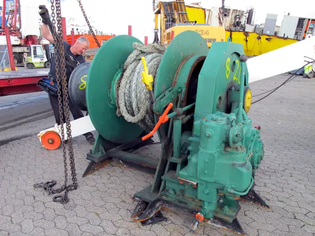Image 1 of 3 - Mooring winch