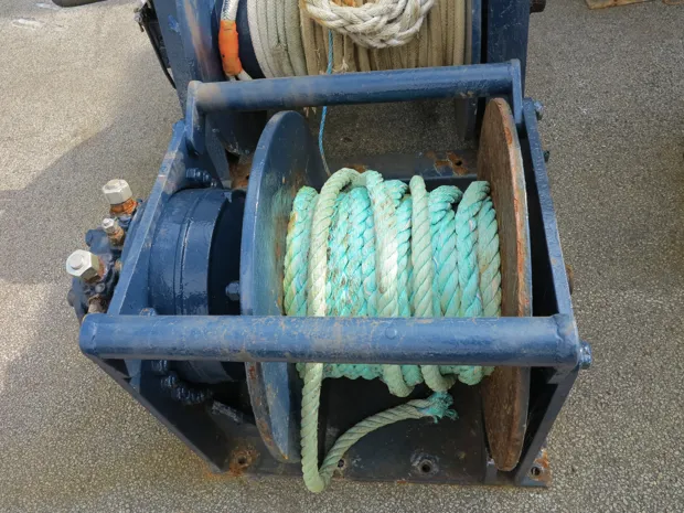 Image 4 of 5 - Tackle winch