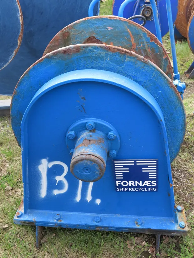 Image 2 of 4 - Tackle winch