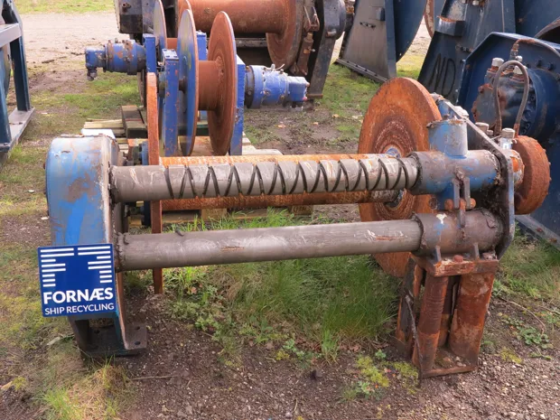 Image 1 of 4 - Split winch