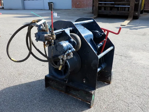 Image 4 of 6 - Anchor winch