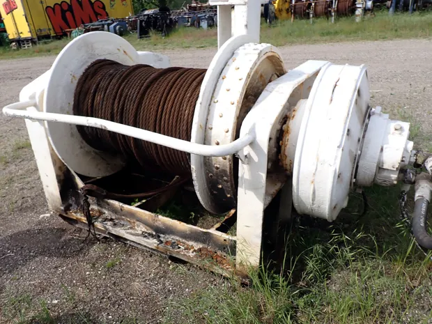 Image 1 of 4 - Split winch