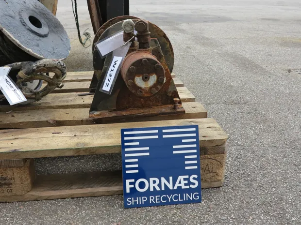 Image 3 of 5 - Small winch