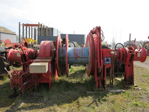 Image 1 of 8 - Anchor/mooring winch