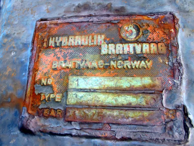 Image 2 of 2 - Anchor winch