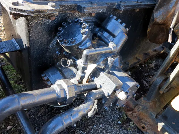 Image 4 of 5 - Anchor winch