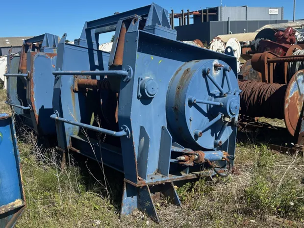 Image 1 of 5 - Split winch