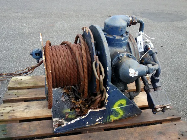 Image 1 of 4 - Tackle winch