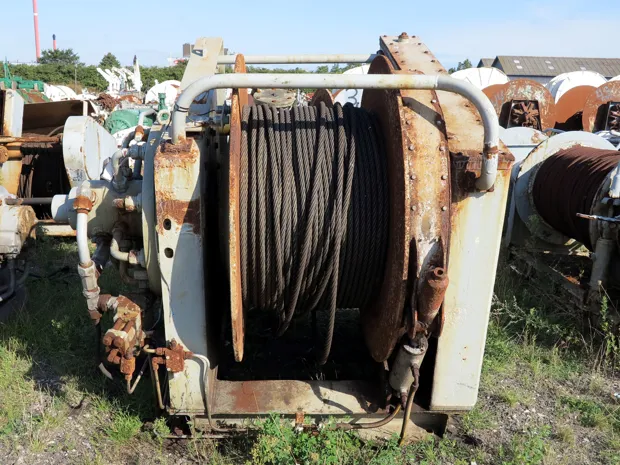 Image 1 of 5 - Split winch