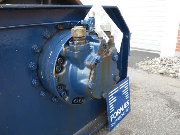 Image 4 of 6 - Split winch