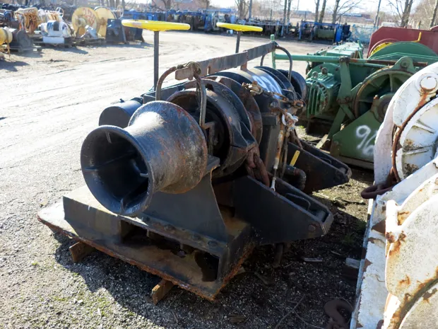 Image 3 of 5 - Anchor winch