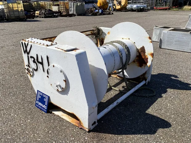 Image 5 of 7 - Sounder winch