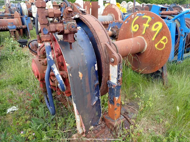 Image 1 of 4 - Split winch