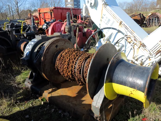 Image 1 of 4 - Mooring winch